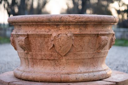  Margelle de puits Vénitien. 
La vasque monolithe à profil galbé montrant un décor...