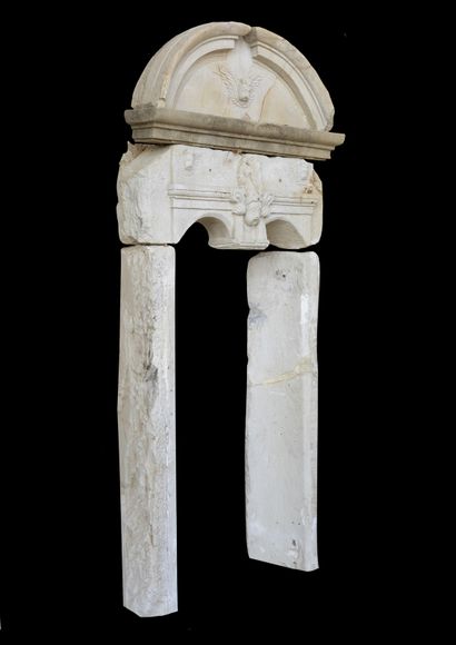  Couronnement de puits Renaissance. 
Deux jambages soutiennent le linteau monolithe...