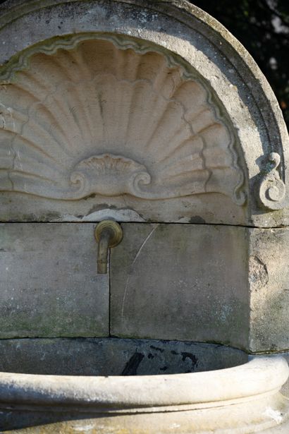  Fontaine style Louis 14. 
Adossée, avec un fronton à niche orné d'une double coquille...