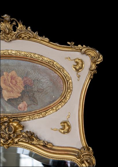  Trumeau Art Nouveau. Fronton à décor d'un bouquet de roses dans un médaillon. Ornementation...