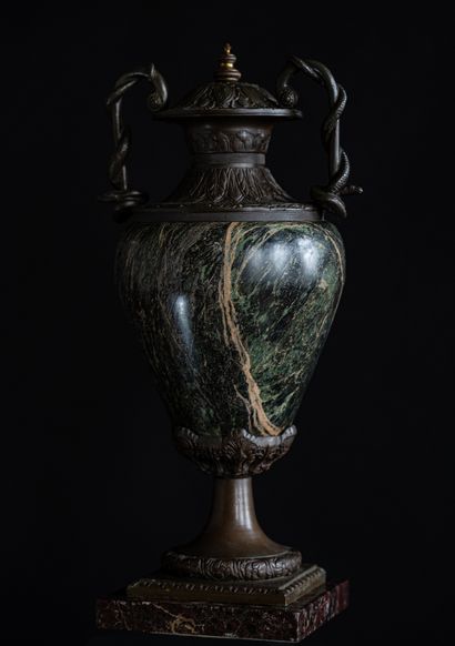  Cassolette style Renaissance. 
Le corps du vase galbé est coiffé d'un couvercle...