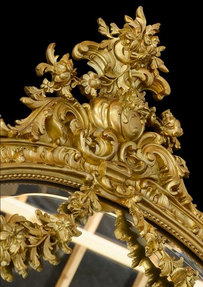  Louis 15 style mirror. 
Bordered by a double frieze of pearls and interlacing, the...