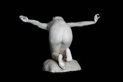  L'envol. 
Sculpture à l'image d'une femme nue agenouillée sur une terrasse au naturel,...