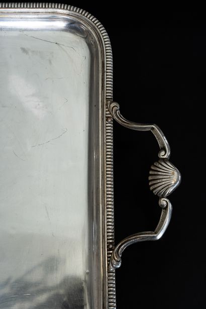  Serving tray. 
Handles decorated with shells. 
Circa 1900. 
Silver plated metal...