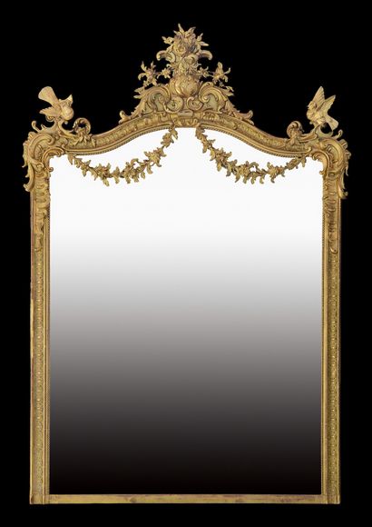  Miroir style Louis 15. 
Bordé d'une double frise de perles et d'entrelacs, le miroir...