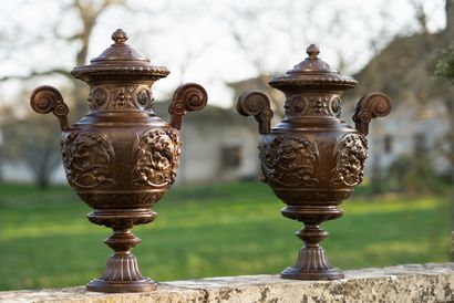  Paire de vases couverts style Renaissance. 
Chacun à anses en volute et la panse...
