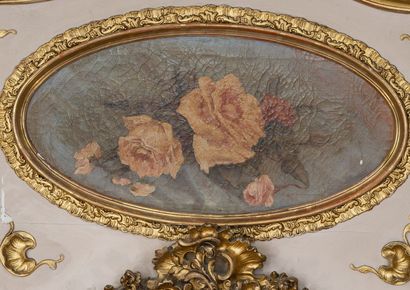 Trumeau Art Nouveau. Fronton à décor d'un bouquet de roses dans un médaillon. Ornementation...