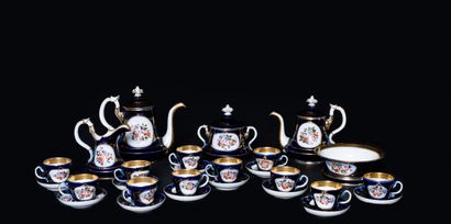  Service à thé et à chocolat. 
Composé de 11 tasses, d'un bol, d'une théière et d'un...