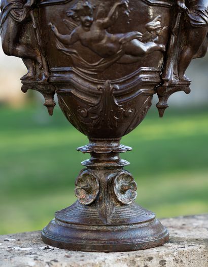 Cratère style Louis 16. 
La panse à décor d'angelots avec anses anthropomorphes...