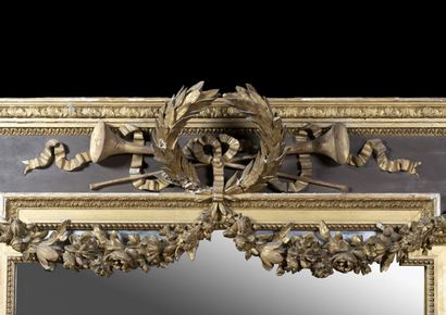  Trumeau style Louis 16. Fronton à décor d'une couronne de lauriers, trompettes nouées...