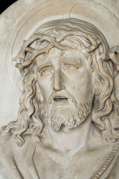  Le Christ. 
Haut-relief à l'image de Jésus. Il porte sa couronne d'épines, vêtu...