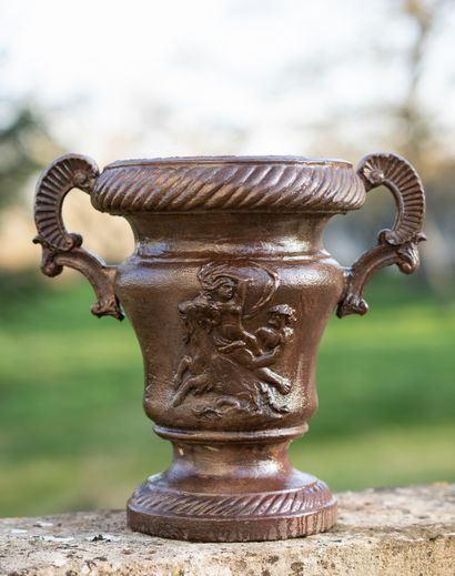  Vase style Renaissance. 
Le corps montrant une scène mythologiqueavec et anses à...