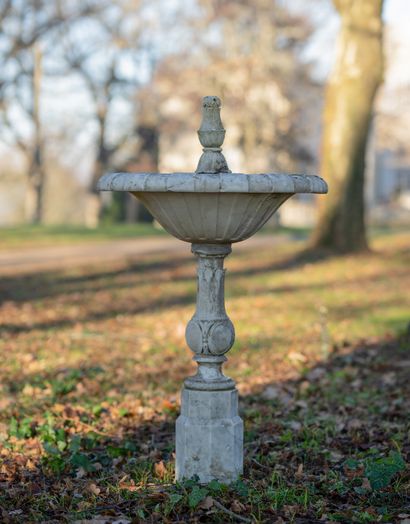  Fountain Renaissance style. 
The basin with decoration of canes resting on a foot...