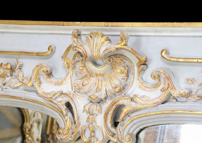  Miroir style Louis 15. 
Cadre orné de rocaille animé de motifs végétaux et de rinceaux,...