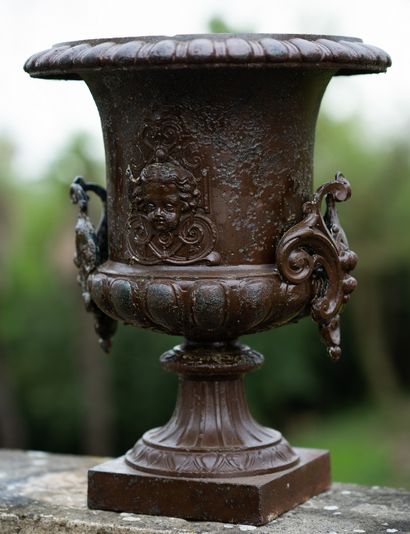  Vase Medicis. 
Le corps du vase orné de têtes de chérubins dans un motif d'entrelacs...