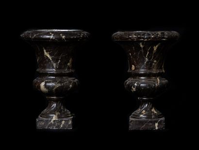  Paire de vases Médicis. 
A l'imitation du marbre. 
Epoque 19e. 
Fonte de fer. 
Haut....