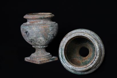  Pair of cups. 
19th century. 
Cast iron. 
Height 39 cm - Diameter 31 cm