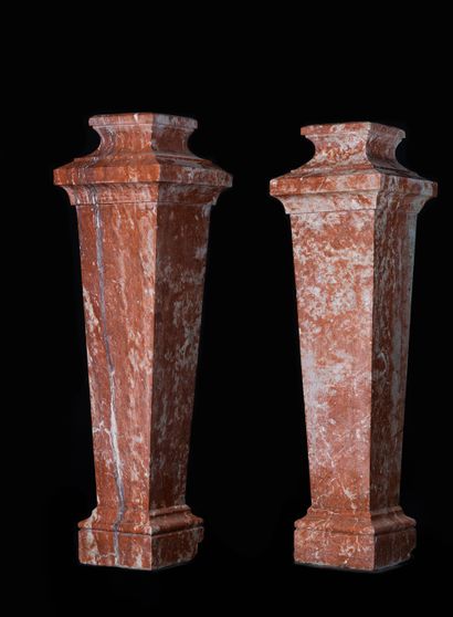  Paire de colonnes style Louis 14. 
Le fût monolithe en gaine reposant sur des bases...