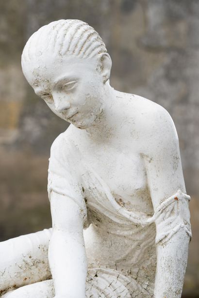  Jeune fille aux osselets. 
Statue à l'image d'un jeune fille jouant aux osselets....