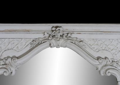  Mirror style Louis 15. 
With foliage decoration. 
19th century. 
Wood and stucco...