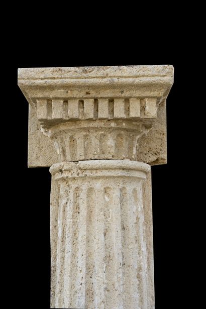  Paire de colonnes d'appliques en pierre à fût cannelé. 
Epoque 18e. 
Haut. 220 cm...