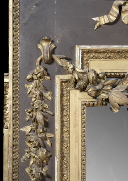  Trumeau style Louis 16. Fronton à décor d'une couronne de lauriers, trompettes nouées...