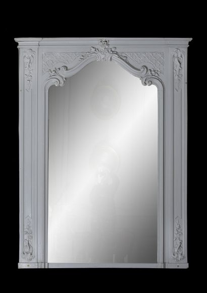Miroir style Louis 15. 
A décor de feuillages....