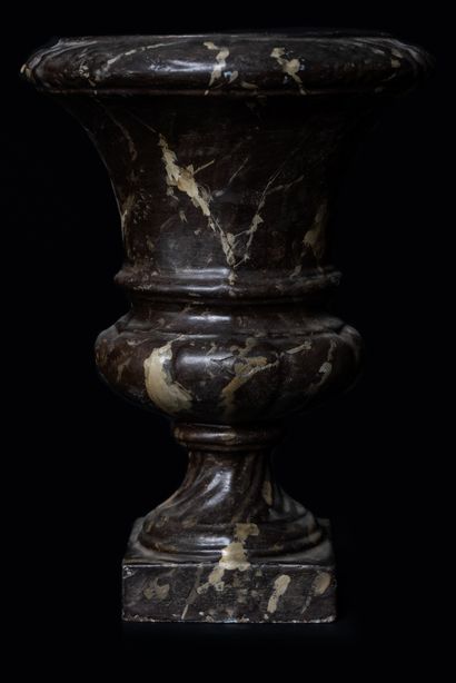  Paire de vases Médicis. 
A l'imitation du marbre. 
Epoque 19e. 
Fonte de fer. 
Haut....