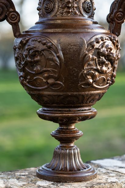  Paire de vases couverts style Renaissance. 
Chacun à anses en volute et la panse...