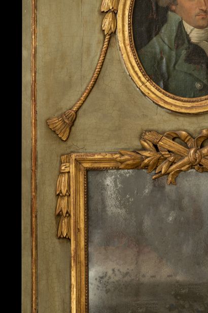  Trumeau Régence. 
Miroir surmonté d'une huile sur toile, illustrant une scène romantique,...
