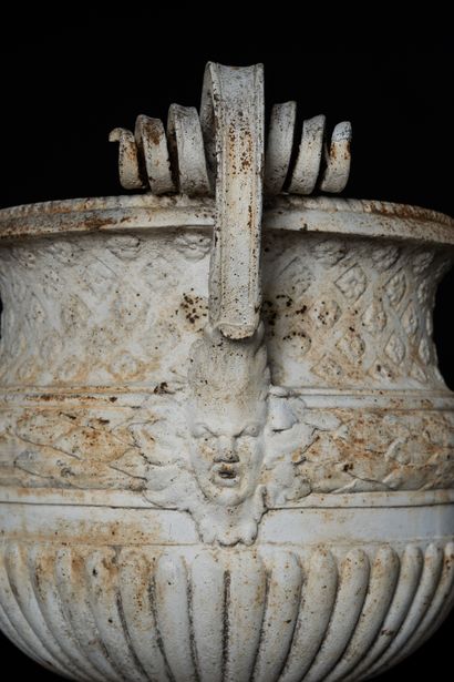  Vase style Louis 14 
Le corps du vase orné de godrons, d'une frise de feuilles de...