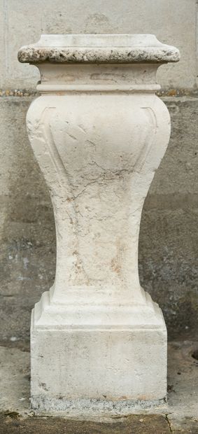  Louis 14 sheath. 
Baluster shape, monolith. 
Early 18th century. 
White stone. 
Height...