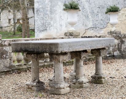  Table de jardin style Louis 14. 
Épais plateau en pierre bleue de Belgique reposant...