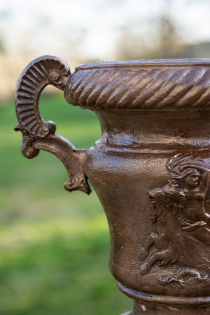  Vase style Renaissance. 
Le corps montrant une scène mythologiqueavec et anses à...