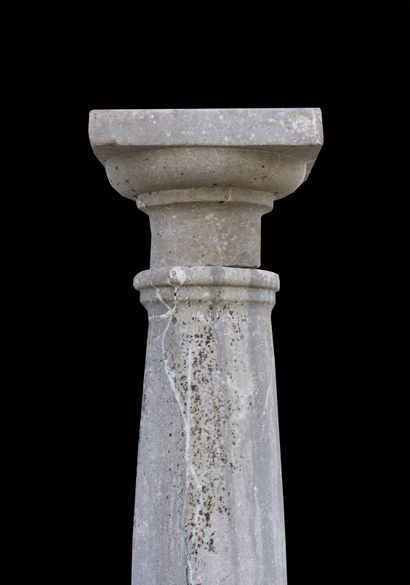  Paire de colonnes. 
A chapiteaux d'ordre Toscan, reposant sur des fûts monolithes...