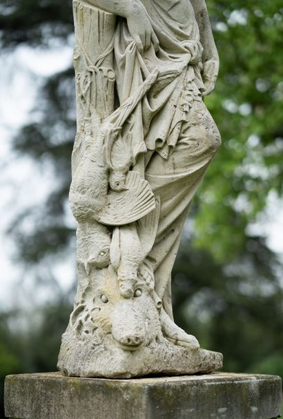  Diane chasseresse. 
Importante statue en pierre sculptée pour une niche, à l'image...