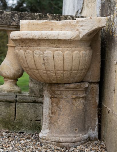  Stoup Haute Epoque. 
Monolithic bowl with gadroons resting on a column foot. 
14th...
