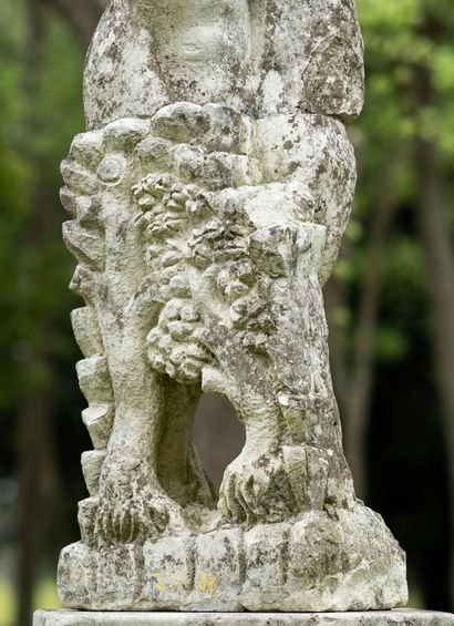  "Hercule terrassant le lion de Némée" 
Importante sculpture en pierre calcaire blanche....