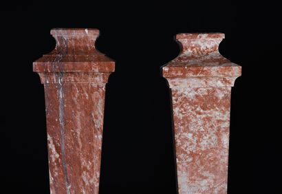  Paire de colonnes style Louis 14. 
Le fût monolithe en gaine reposant sur des bases...