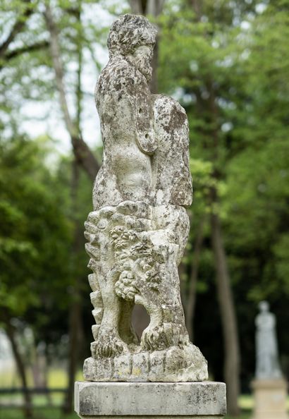  "Hercule terrassant le lion de Némée" 
Importante sculpture en pierre calcaire blanche....