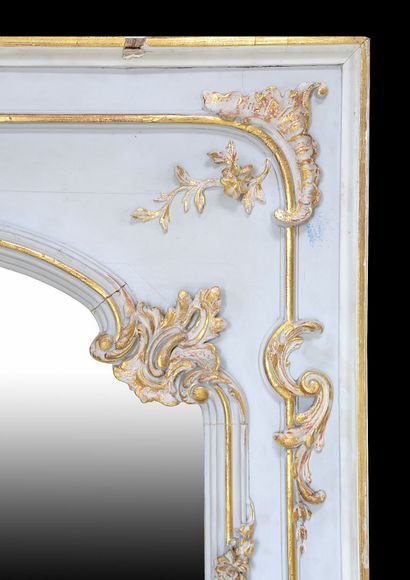  Miroir style Louis 15. 
Cadre orné de rocaille animé de motifs végétaux et de rinceaux,...