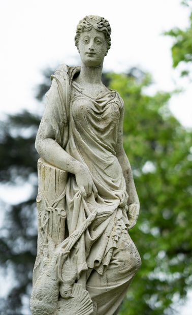  Diane chasseresse. 
Importante statue en pierre sculptée pour une niche, à l'image...