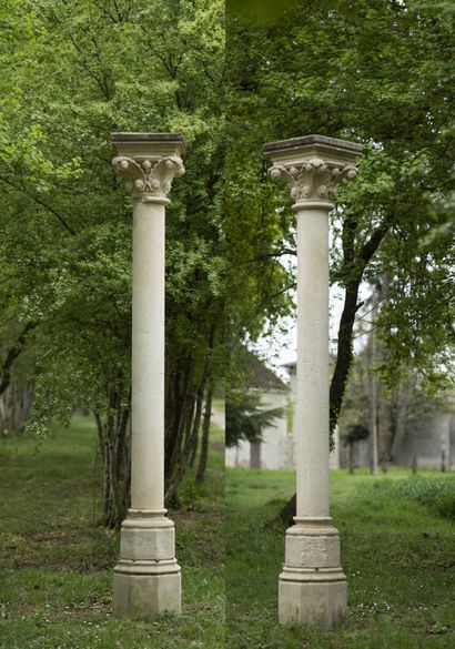  Paire de colonnes style Gothique. Chacune à base octogonale et chapiteau de style...