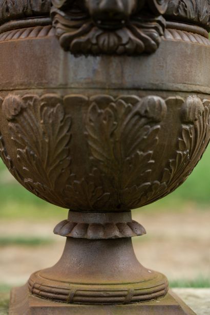  Paire de vases style Louis 14. 
Le corps à décor de feuilles d'acanthe dressées...