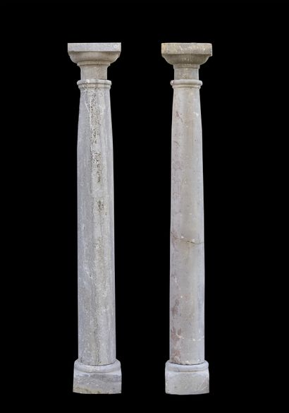  Paire de colonnes. 
A chapiteaux d'ordre Toscan, reposant sur des fûts monolithes...