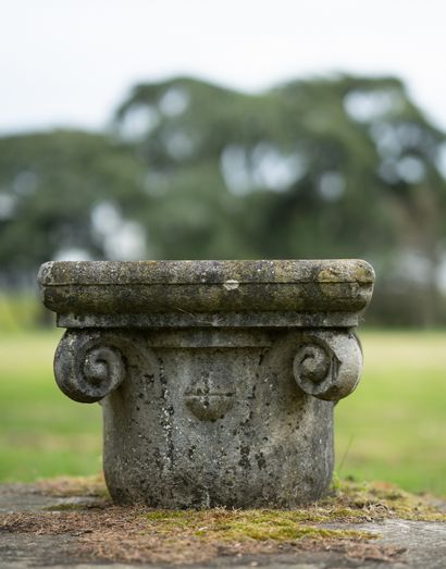  Margelle de puits en pierre dure à l'image d'un chapiteau Gothique. 
Epoque 18e....