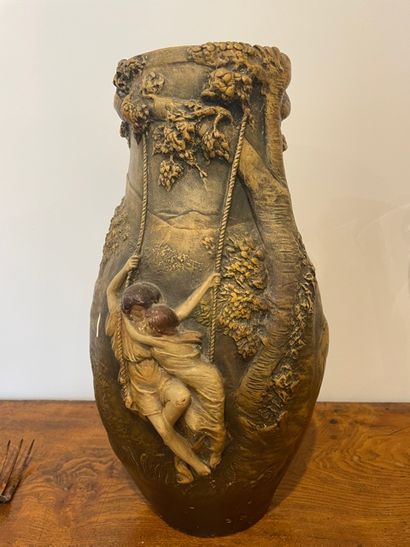  Vase en céramique à décor de femmes à la...