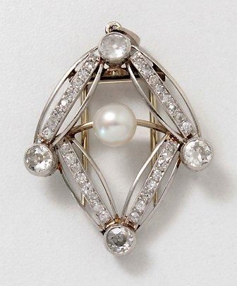 null Broche pendentif en or et platine ajourés, de forme losangique, ornée de 4 diamants...
