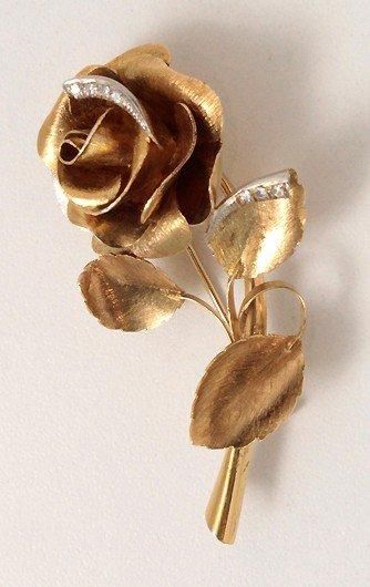 null Broche en or partiellement satiné, stylisant une rose, rehaussée de diamants...