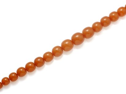 null Collier composé d'une chute de perles en résine imitant l'ambre. (manque le...